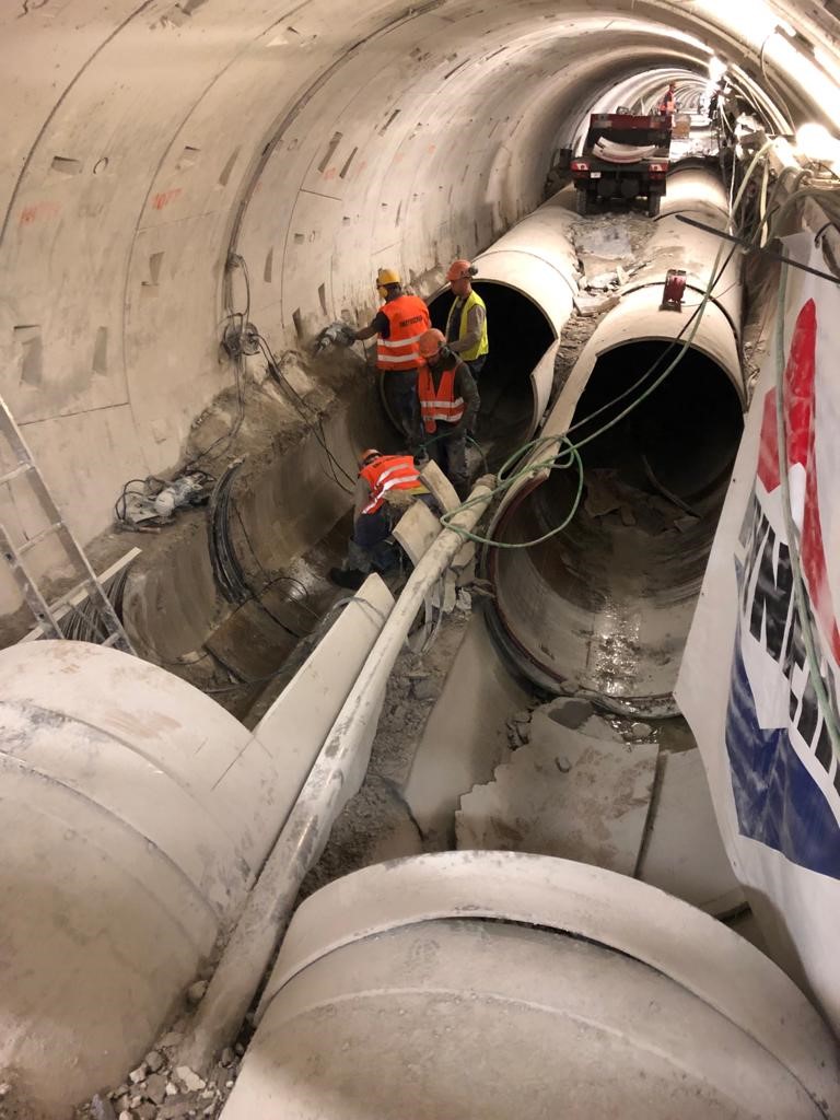 Prace w tunelu przy awarii układu przesyłającego ścieki